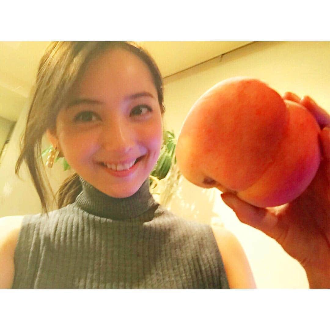 佐々木希さんのインスタグラム写真 - (佐々木希Instagram)「少し熟したくらいが丁度いい😙  #桃#季節の果物」8月12日 17時52分 - nozomisasaki_official