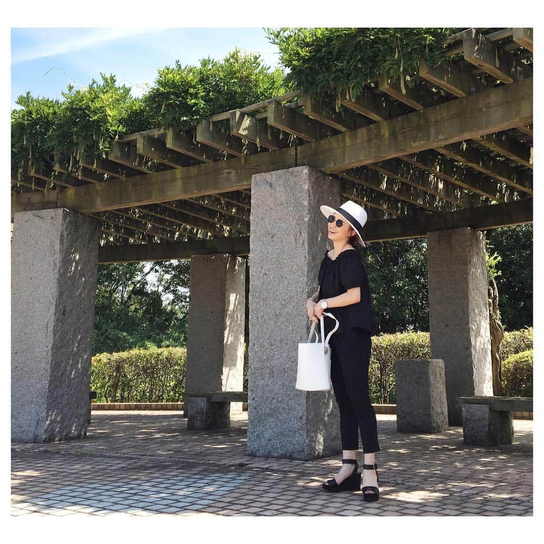 斎藤寛子のインスタグラム：「夏だけど、、、モノトーン好き♪. . 暑そうだけども！ オフショルトップスだから良しとしよう😁☀️. . #coordinate #ootd #outfit  #tops#SHES @chouchou_2011  #pants#trois #bag#apevale @apevale.jp  #sunglasses#fourthirty @chouchou_2011  #sandal／#ZARA」