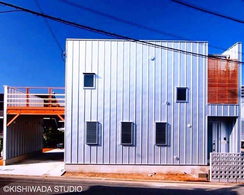 岸和田スタジオのインスタグラム：「. 魚も鳥も獣も、自分たちが生きていくのにぴったりの巣をもっている。なぜ人間だけが、家に生き方を合わせなくてはならないのだろう。 与えられる間取りから、創り出す間取りへ . 施工：岸和田スタジオ 建築家：吉川 弥志  詳しくは...@kishiwada_studio .  #岸和田スタジオ#kishiwadastudio#建築家#家#住宅#デザイン#アーキテクト#建築#設計#フォト#空#青空#外観#個性的な家#デザイナー住宅#デザイン住宅#現代建築#JAPANESEHOUSE #photogram#house#design#architect#cool#instagood」