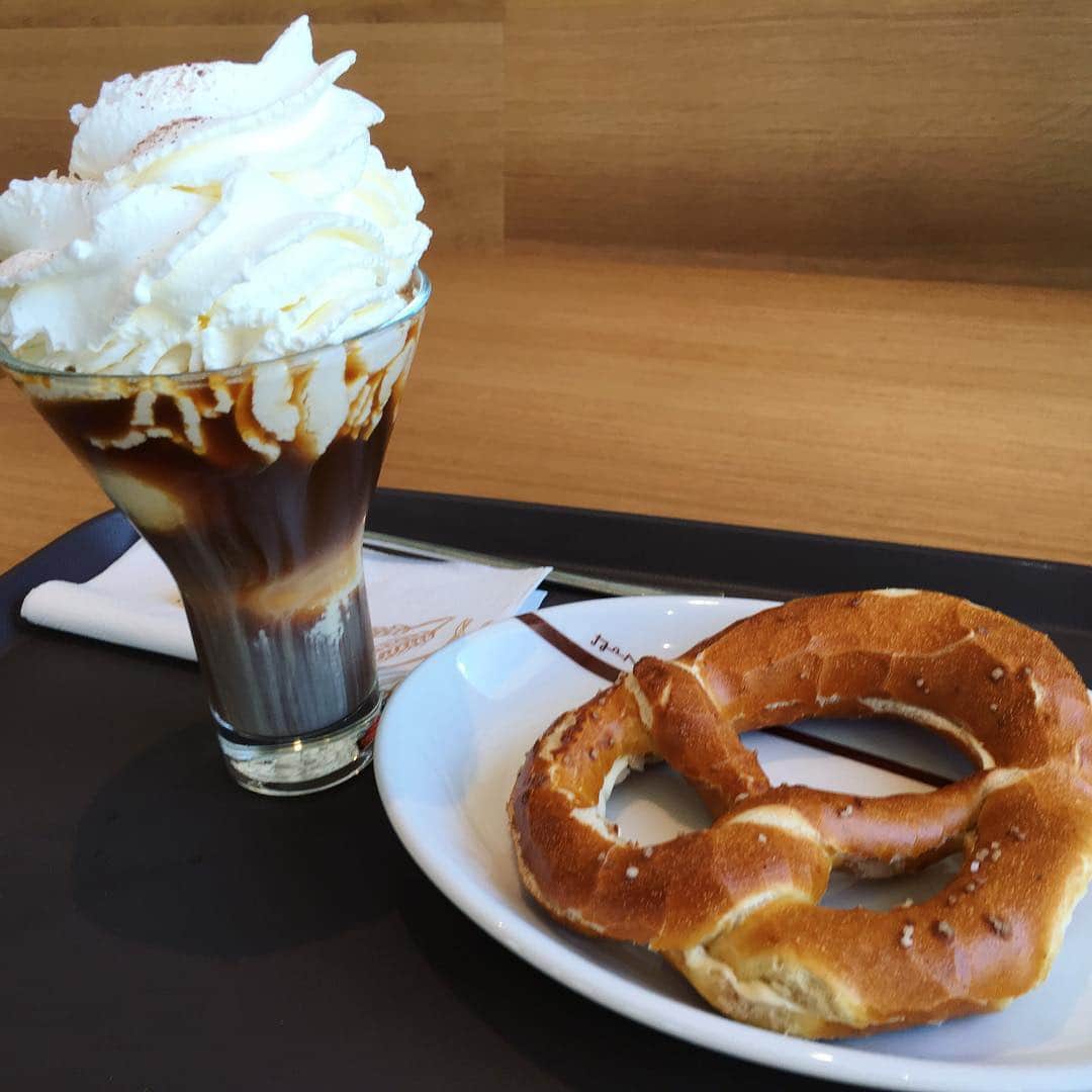 宇佐美蘭さんのインスタグラム写真 - (宇佐美蘭Instagram)「ドイツのアイスコーヒーといえば…こちら！ アイスとクリームがドンっ！😍 美味しい〜😋💞 #eiskaffee  #プレッツェル 主人が#グルテンフリー を実践しているので、私もつられて始めました☺️が！！☺️ 開始2日目で脱落☺️ グルテンんまっ😋バタープレッツェルんまっ😋」8月13日 20時00分 - usamiran_official