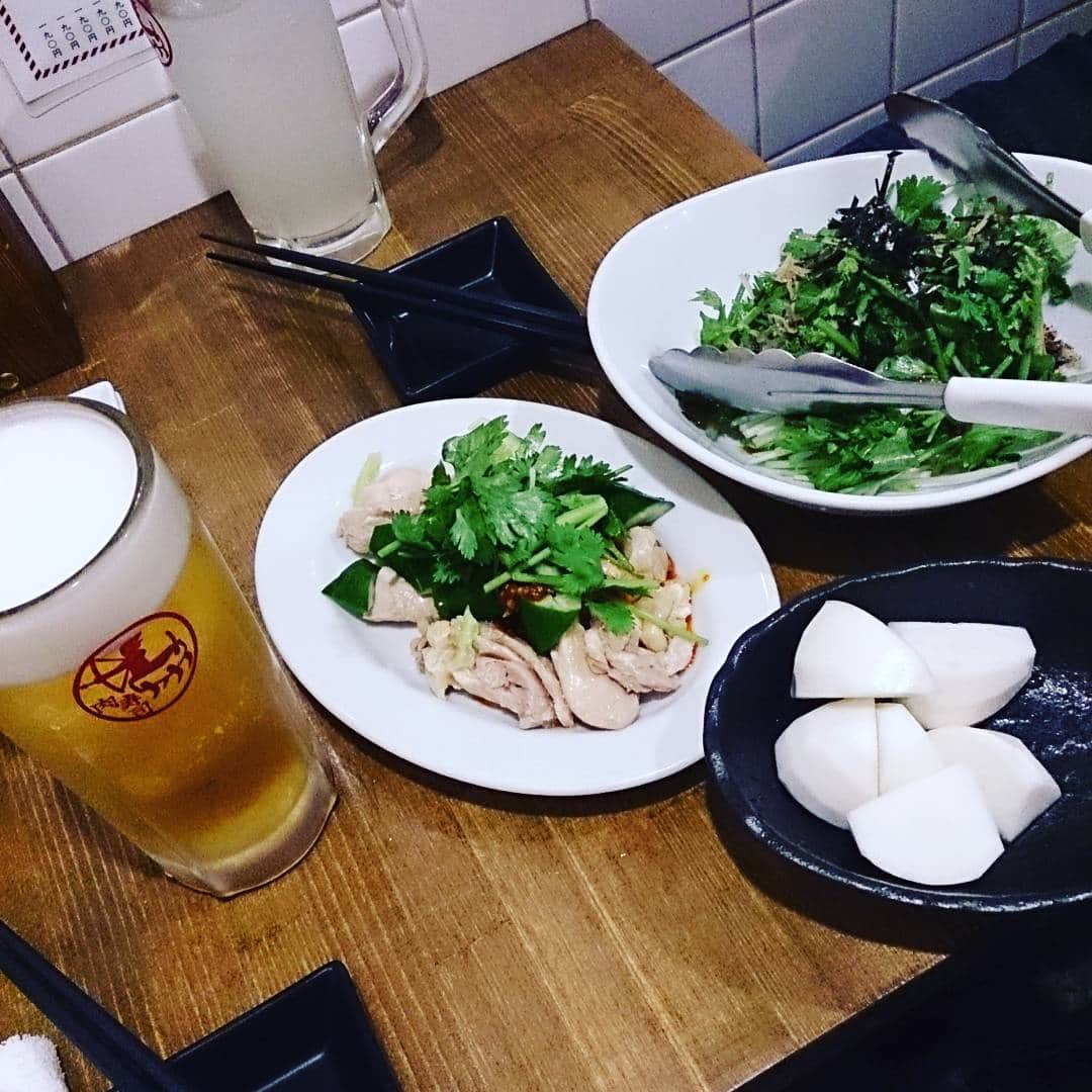 幸宮チノのインスタグラム：「打ち上げは肉寿司のお店に来たけどまずはビールとサラダ」