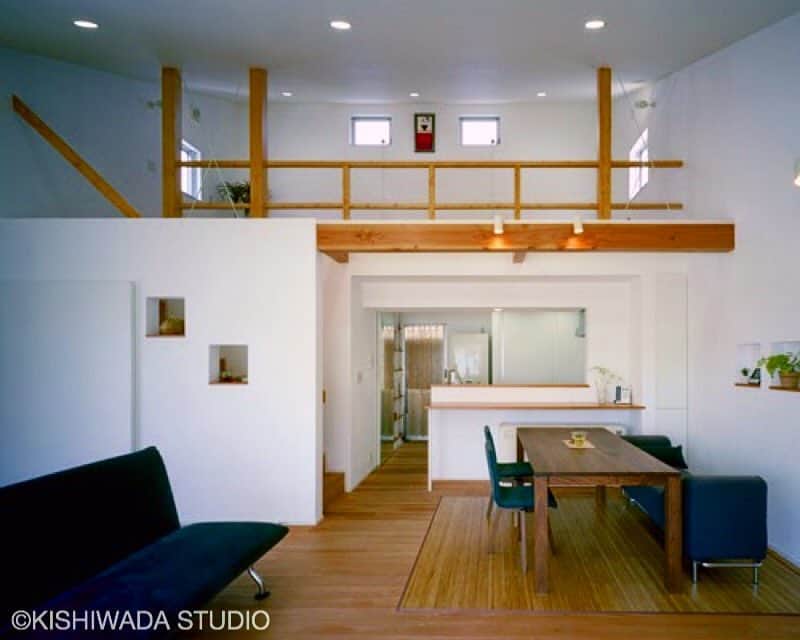 岸和田スタジオのインスタグラム：「感性をカタチにするということ . 建築家のつくる物語と、 あなた自身の物語が重なる時、 住まいが脈動し始める。 . 施工：岸和田スタジオ 建築家：越智  嗣夫 撮影：富田　英次 . 詳しくは...@kishiwada_studio .  #岸和田スタジオ#kishiwadastudio#建築家#家#住宅#デザイン#アーキテクト#建築#設計#フォト#リビング#窓#ファニチャー#ソファ個性的な家#住宅#デザイン住宅#建築家と建てる家#住まい#光と風#採光#JAPANESEHOUSE #photogram#house#design#architect#architecture#life#cool#instagood」