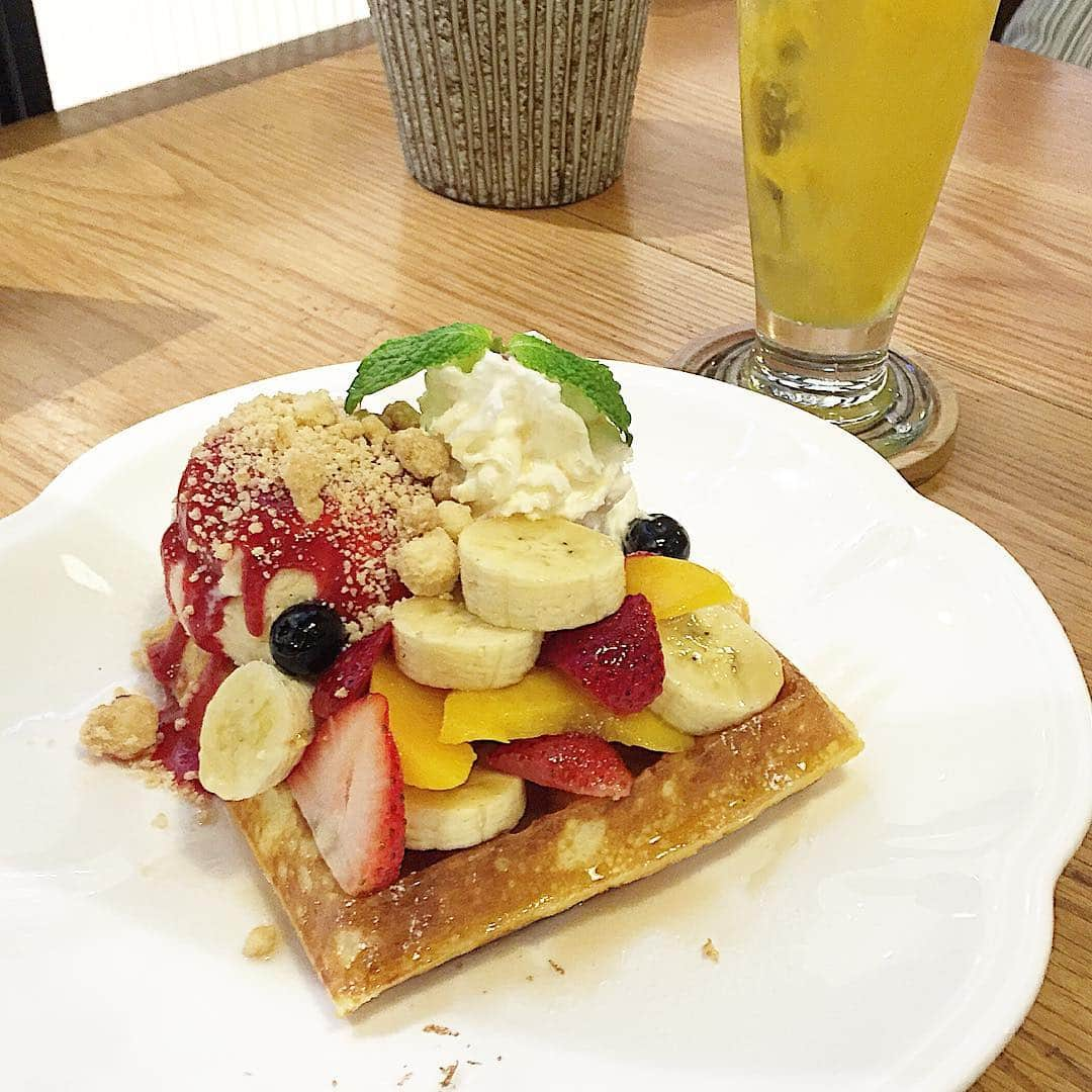 CeCi Thailandのインスタグラム：「You should eat a waffle, you can't be sad if you eat a waffle! อัพของกินตอนนี้ยังไม่โกรธกันเนาะ 😋😋😋 #waffle #dessert #sweet #treat #girldailyyummy」