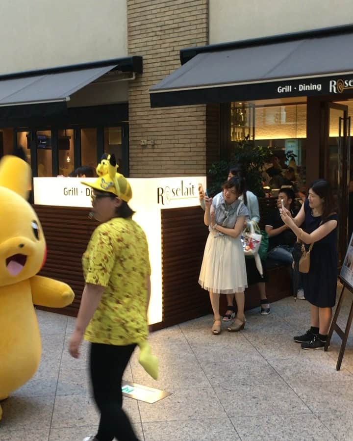 吉田愛李のインスタグラム：「昨日クイーンズ行ったらピカチュウが大行進してた（笑） #ピカチュウ #大行進 #クイーンズスクエア #横浜  #桜木町」