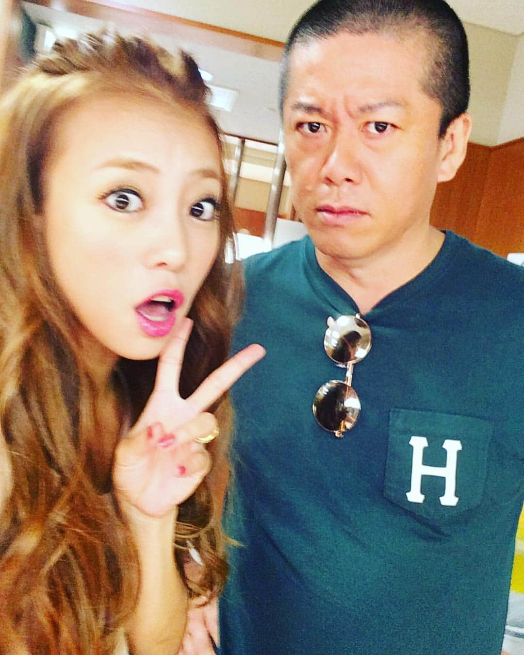 あびる優さんのインスタグラム写真 - (あびる優Instagram)「TBSで久しぶりに会ったよー😁  で、今からアッコにおまかせ✌️ 私、新しいヘアカラー🙎 初披露、見てね〜😘 #gm#おはよう#ホリエモン#実は#旧友#久しぶりに#会ったら#坊主#しかも#痩せてた#笑」8月14日 11時36分 - yuabiru74