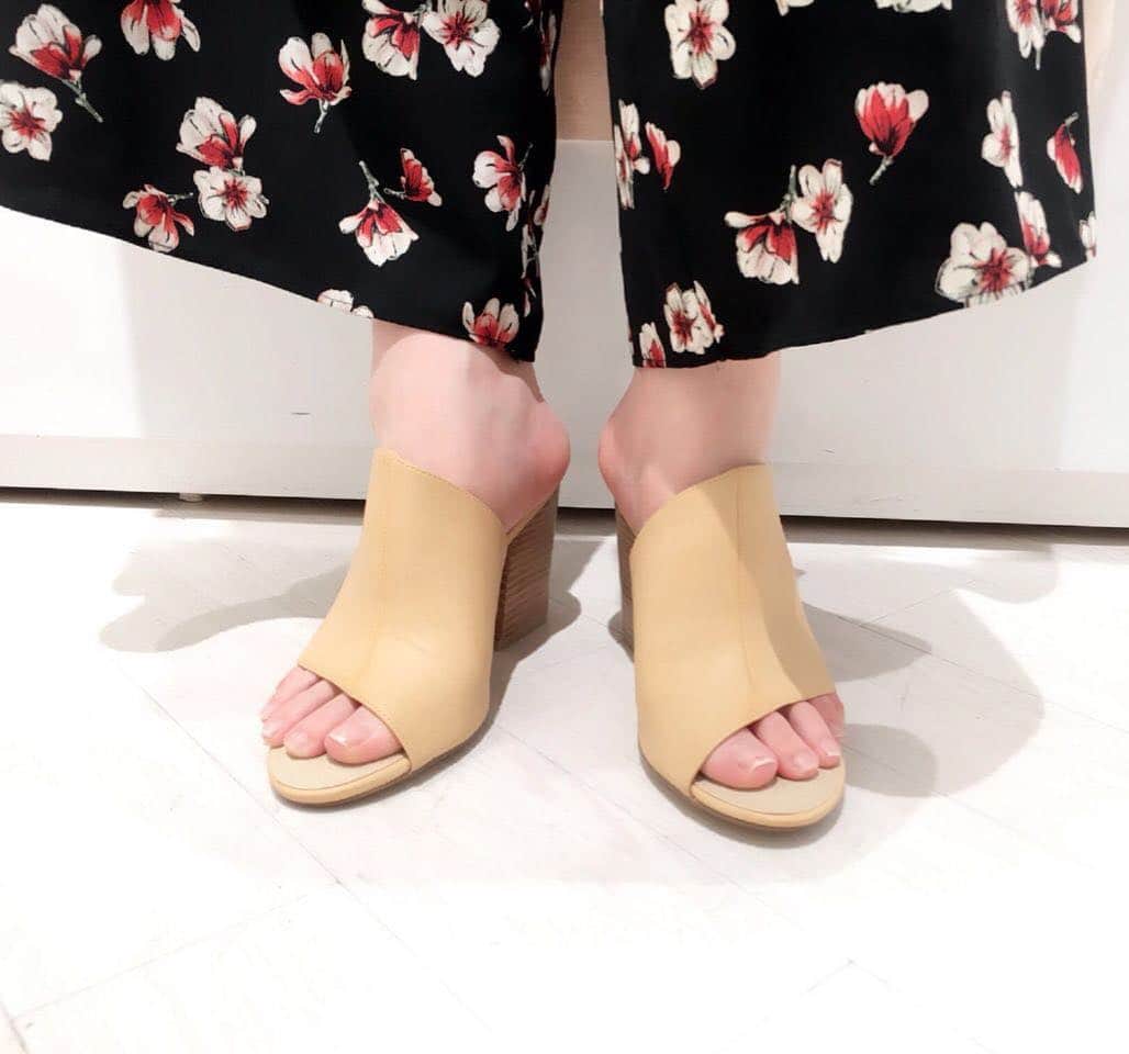 goocy official instagramのインスタグラム：「【日替わり80%OFFアイテム】 . 大人気のスラッシュカットミュールが80%OFFに！  本日8/14(日)〜15(月)の 2日間限定で開催いたします！ . ¥11,800＋tax⏩¥2,360＋tax(80%OFF!!) ※BEGのみで、サイズが36のみとなっております！ . 在庫残り５点です！ お早めにご来店くださいませ。 . #goocylucua #goocy」