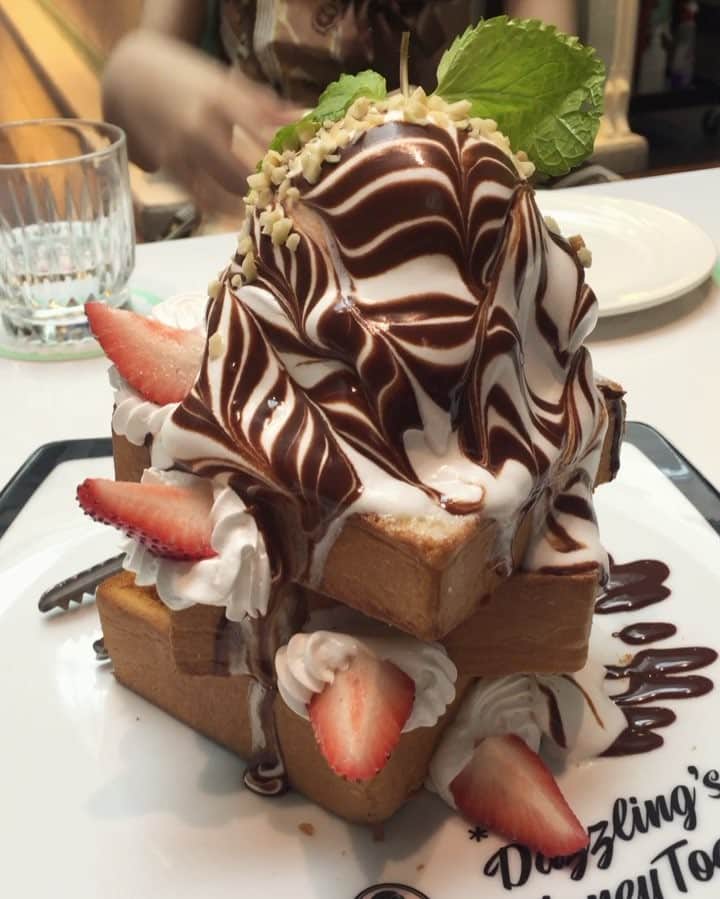 Ella Freyaのインスタグラム：「Hazelnut Chocolate Honey Toast 😍😍😍 @dazzlingcafe.sg」