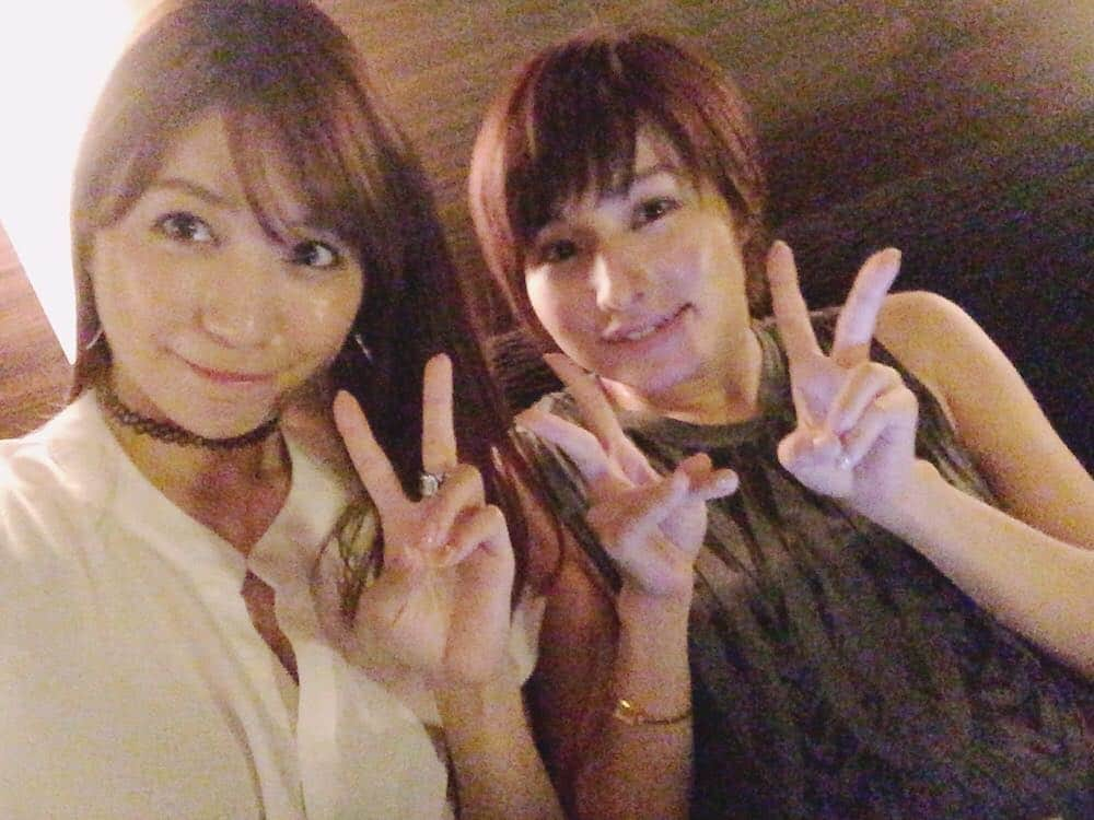 大島麻衣さんのインスタグラム写真 - (大島麻衣Instagram)「昨夜はprediaのあーちゃんとdinner date💜 長い付き合いですが昔からあーちゃんの歌声が大好きで大ファンです😚 #predia #あかね #11年目の付き合い #date #歌声が最高 #私の中の歌姫  #love」8月14日 18時36分 - maioshima911