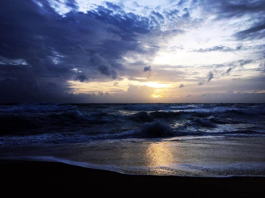 海老原優香さんのインスタグラム写真 - (海老原優香Instagram)「夕日が綺麗🌅✨✨ ・ 波が高すぎて、ピピ島は断念しちゃったけど😂 とーっても楽しかった〜！ ・ 明日の便で帰ります✈️ #phuket #thai #sunset#🌅」8月14日 21時32分 - ebioffi