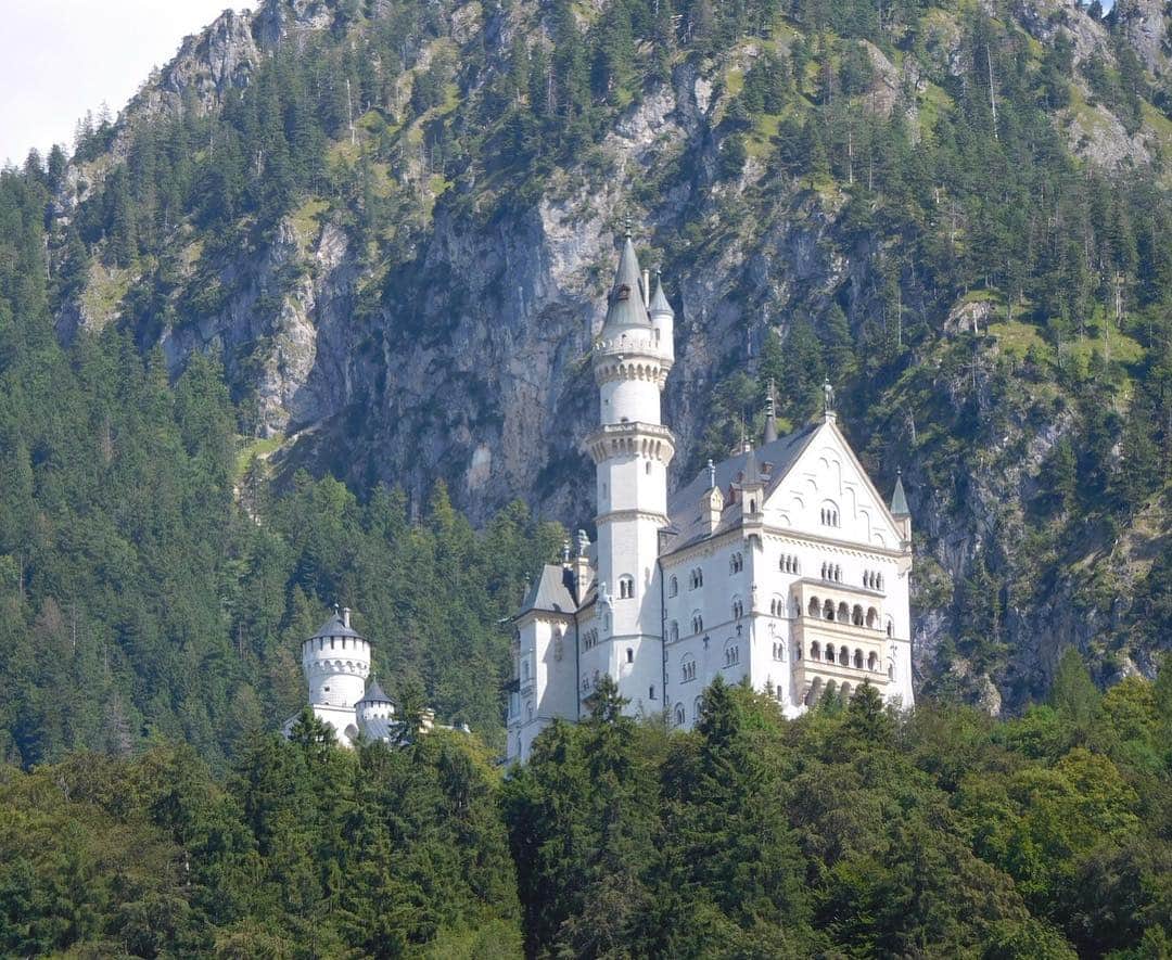 宇佐美蘭さんのインスタグラム写真 - (宇佐美蘭Instagram)「行き先はノイシュヴァンシュタイン城🏰 シンデレラ城のモデルとも言われているお城です😊日曜日ということもあり、とっても混んでいました💦城内までは見学せずに眺めるだけ〜😌美しいです✨✨ #ノイシュヴァンシュタイン城 #Schloss  #SchlossNeuschwanstein #ロマンチック街道の」8月15日 1時54分 - usamiran_official