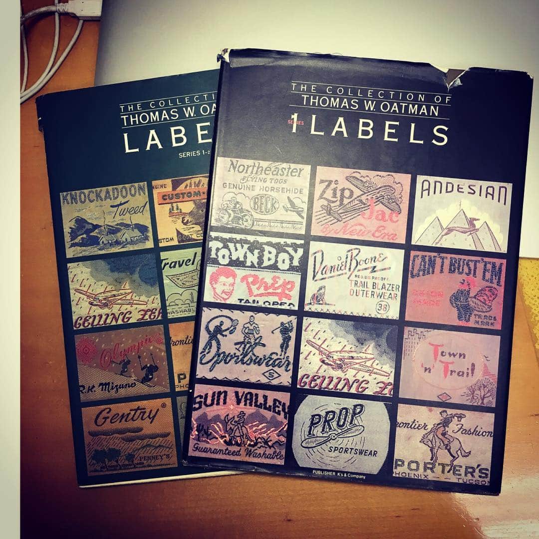 サウンドマンさんのインスタグラム写真 - (サウンドマンInstagram)「ＭyBible ”LABELS” by Thomas.W.Oatman 我師匠でもあるトム・オートマン氏のヴィンテージウエアコレクションのラベルを集めた今となっては幻の2冊。 何年かに一度じっくり見るのだけど、今新しい試みのため、穴があくほど参照中。  #vintage #soundman #newrepublic #labels」8月15日 11時52分 - soundman.jp