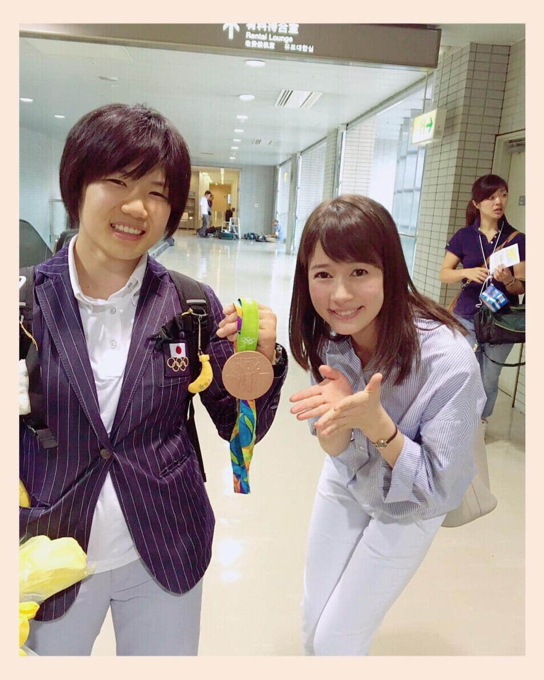 宇内梨沙さんのインスタグラム写真 - (宇内梨沙Instagram)「そしてっ！ 会見後になんと 中村美里選手の銅メダルに 触らせて頂きました😭 重くでビックリ！ 気を抜いている状態で首にかけられたら 首がカクッとなるくらい🤗 「こ…これがオリンピックのメダルか…」 と興奮してしまいました。笑 中村選手 「今は両親と手作りご飯が食べたい」 とほっとした表情でお話ししていました😊  本当に選手の皆さんには ゆっくり休んでもらいたいです😭 #中村美里 選手 #銅メダル #おめでとう」8月15日 16時10分 - risaunai