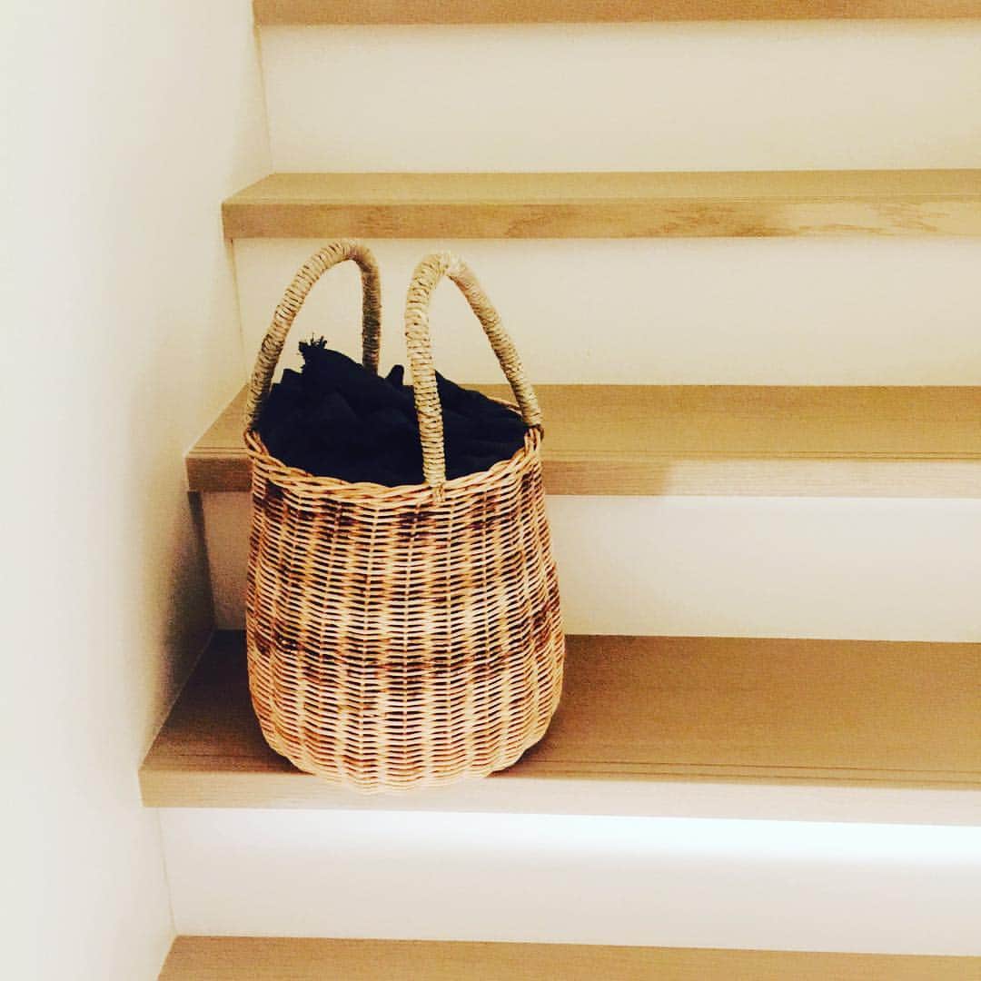 大草直子さんのインスタグラム写真 - (大草直子Instagram)「お問い合わせの多かったカゴ。ジェーンバーキン風のワンハンドル、インサイドバッグなしだと。私が持つと花摘み婦人にしか見えず、探し回って出会いました。 #ラドロー #ludlow  #さまざまなサイト見たけど #見つからない #伊勢丹新宿２階の #リスタイルにお問い合わせください #インサイドバッグはデニム素材」8月15日 23時29分 - naokookusa