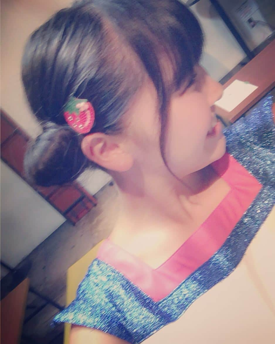 浅川美咲のインスタグラム：「今日はしまおさんのいちごちゃんを借りました🍓💓 ヘアアクセを借りる時ポーチを見てびっくり😳 あれは幼稚園の娘がいるママがもってるポーチよ😂笑 どれも可愛かった〜😚💓 そんな明日？今日は！新宿K4さんにてりかさんのリアル生誕祭！是非一緒にお祝いしてください💕  それでわ！おやすみなさい😪✨ #Chubbiness  #チャビネス #誕生日 #おめでとう #いちご」