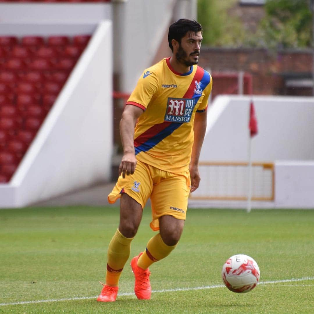 ジェームズ・トムキンスのインスタグラム：「Nice to be back on the pitch ⚽️ @official_cpfc #CPFC」