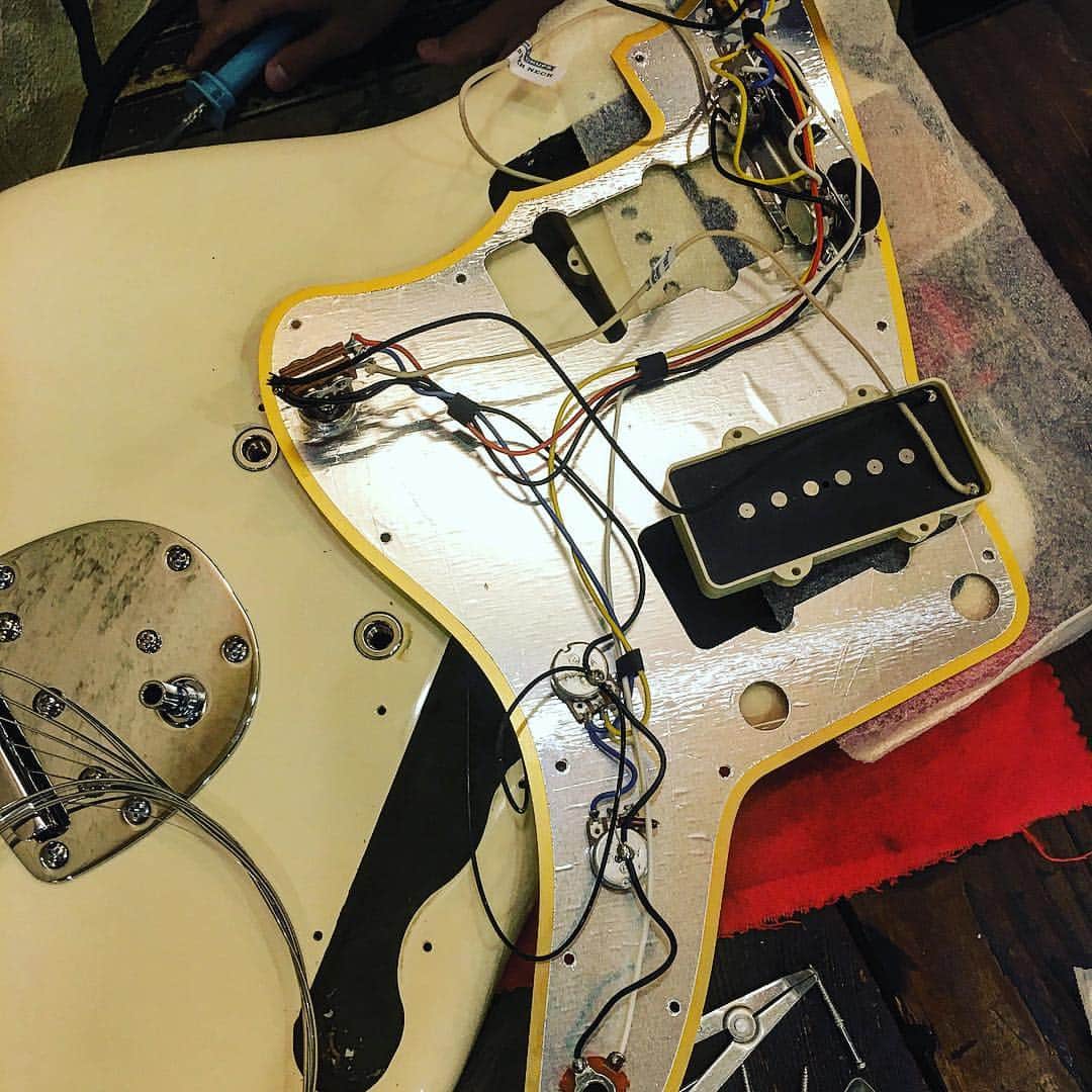 猪狩翔一さんのインスタグラム写真 - (猪狩翔一Instagram)「新しいギターを弄って貰う2 #squier #jmascisjazzmaster #Nヤンに弄って貰う」8月16日 12時45分 - shouichi_igari