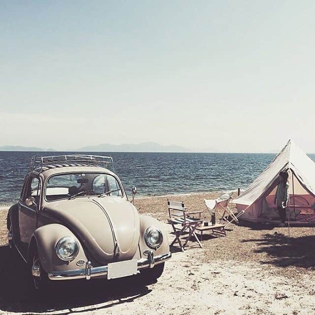フォルクスワーゲンさんのインスタグラム写真 - (フォルクスワーゲンInstagram)「クラシックビートルと一緒に湖畔でキャンプ。素敵なひとときです。 photo by @meghiyo さん  #ワーゲンをつけてあなたの写真を投稿してください #ワーゲン #フォルクスワーゲン #レトロカー #旧車 #クラシックカー #夏休み #夏の思い出 #キャンプ #湖畔 #vw #vwlife #volkswagen #vwbeetle #vwbug #vwclassic #type1 #instacar」8月16日 16時30分 - vw_japan