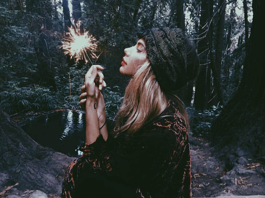 サハラ・レイのインスタグラム：「Just feel the magic in the air and the power in the breeze, feel the energy of the plants, the bushes and the trees, let yourself be surrounded by nature at its best, Calm yourself, focus and let magic do the rest.」
