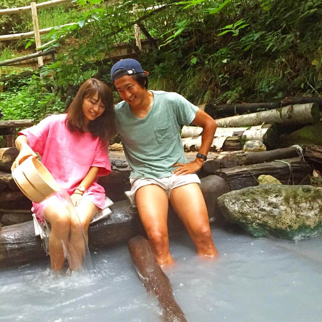 都倉賢のインスタグラム：「妻の誕生日の締めはなぜか2年連続で大湯沼天然足湯🤗 今年はマイ桶持参で…ってなんでやねん！！！笑 #石井家から誕生日にもらってた #嬉しそうな温泉ソムリエ #discoverhokkaido #萌の日」