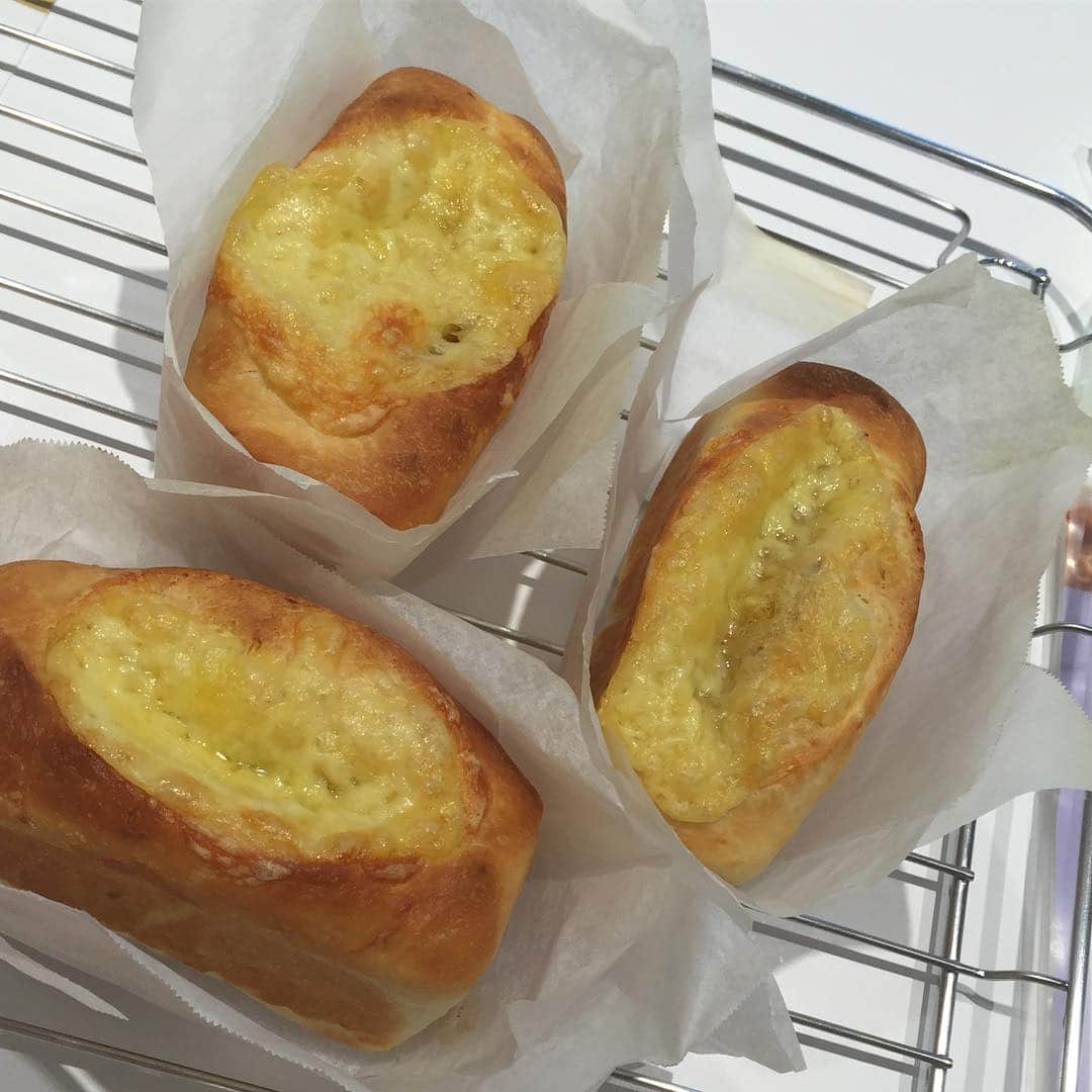 伊沢千夏のインスタグラム：「#ベーコンチーズブレッド #bread (〃)´艸｀)ｵｲｼｰ♪︎」