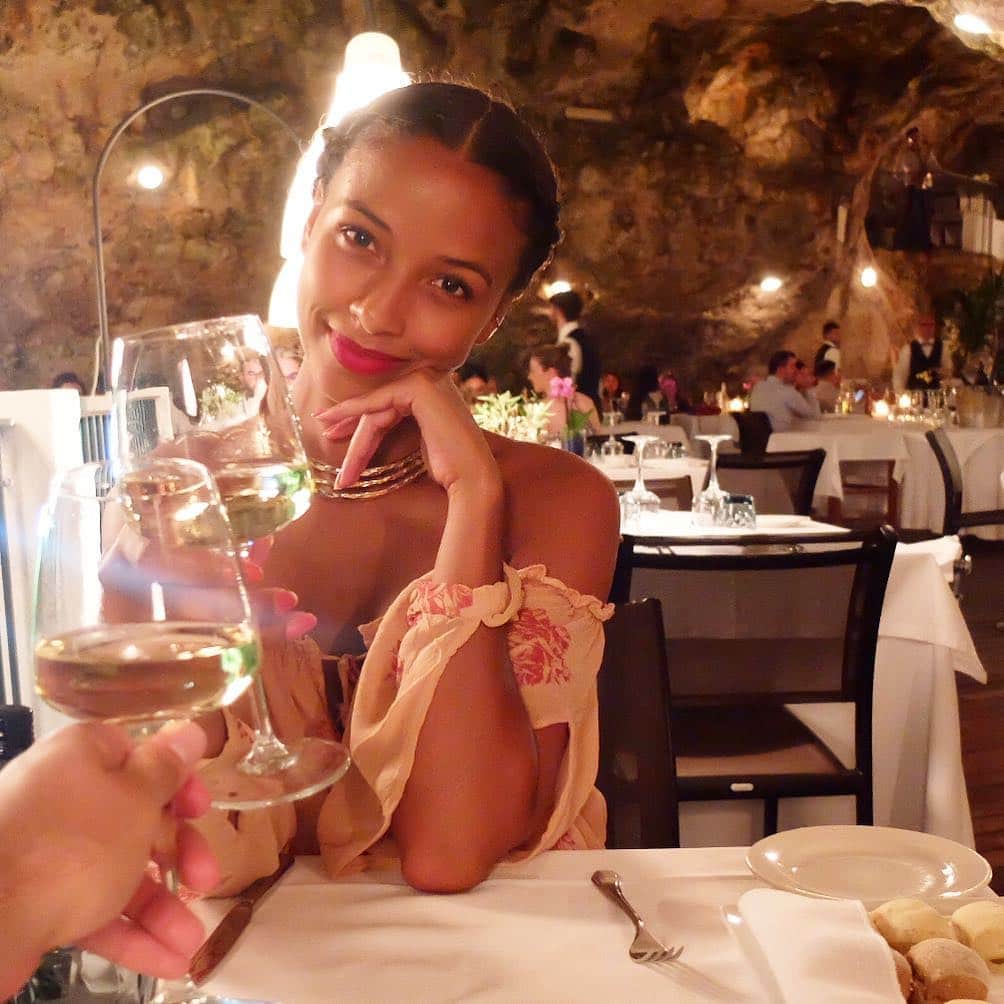 フローラ・コケレルさんのインスタグラム写真 - (フローラ・コケレルInstagram)「Dinner in a wonderful place w/ a wonderful person 💕 #GrottaPalazzese #Italia #Travel #WithLove #worldexplorer」8月17日 0時42分 - floracoquerel