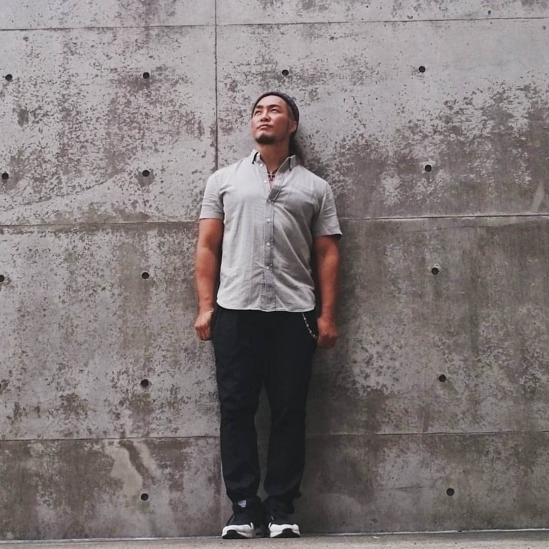 棚橋弘至さんのインスタグラム写真 - (棚橋弘至Instagram)「#大阪 到着。天保山、大阪文化館の #モンハン ミュージアムでイベント。 #双剣 やっぱ左腕が細いね(；´∀｀)」8月17日 10時22分 - hiroshi_tanahashi