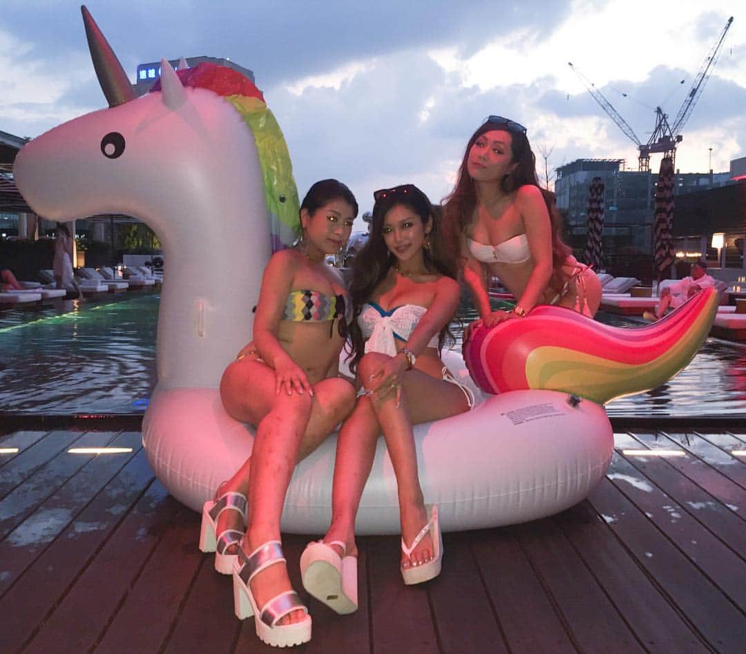 AYAMEさんのインスタグラム写真 - (AYAMEInstagram)「#nightpooi#float#unicorn#asiangirls#女子旅#summervacation」8月17日 13時24分 - l.ayame