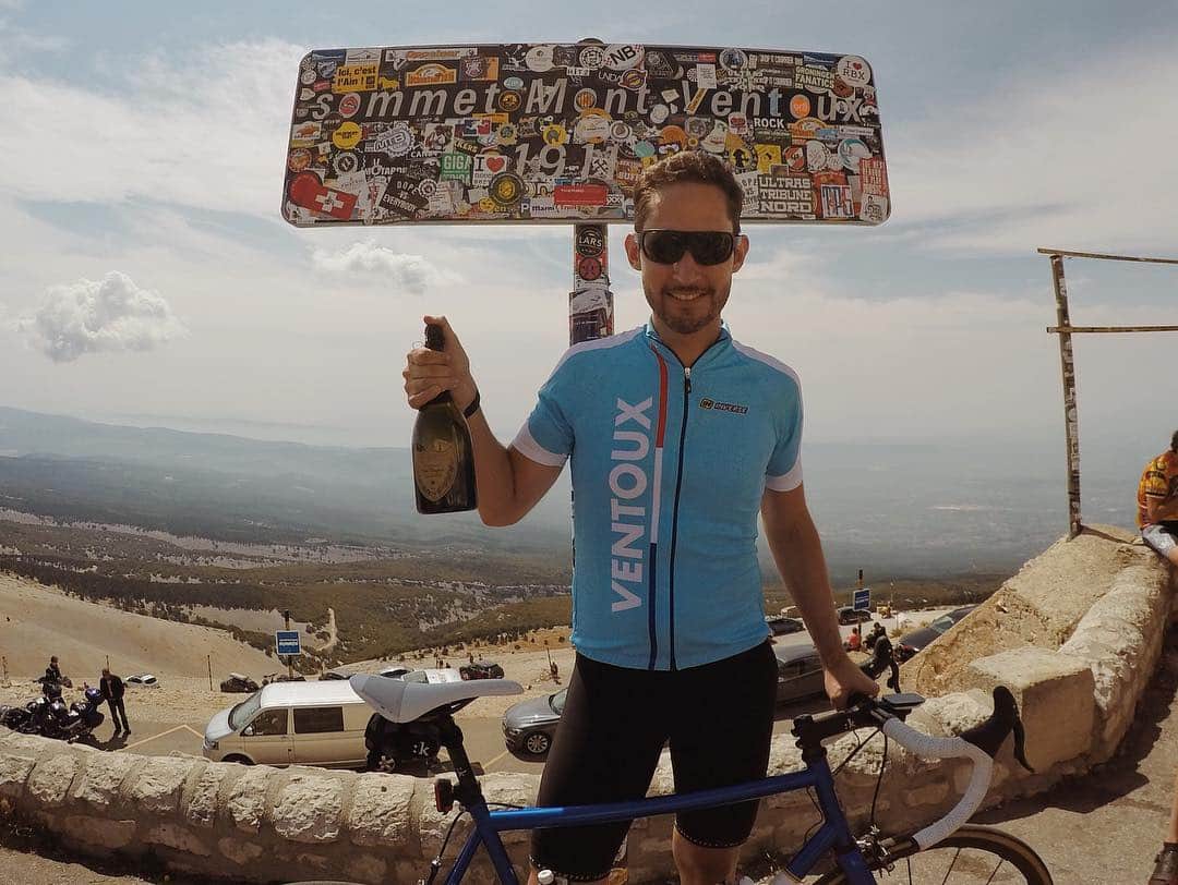 ケビン・シストロムのインスタグラム：「The last cycling climb of our vacation was the infamous Mont Ventoux. At 6,272 ft, this climb is widely known as the most difficult in the Tour de France.  The steep parts average 9% grade for most of the way, but at times it got as bad as 12%. I have never worked as hard as I did on this climb, but I survived! My finishing time was a hair under 2 hours: 1:59:21. For comparison, the record is 1 hour! But it was worth it. We brought some champagne to the top and toasted to our completion of another bucket list item!」