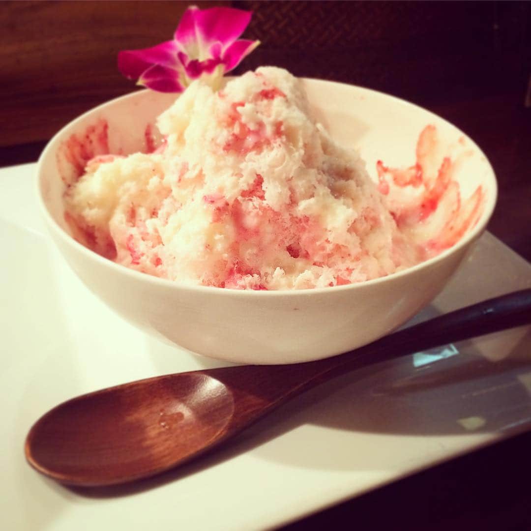 中根夕希のインスタグラム：「今年初！かき氷〜🍧♡ #かき氷 #イチゴ味 #ふわっふわ #とろけます #おいしい！ #コナコーヒー #おすすめです^^」