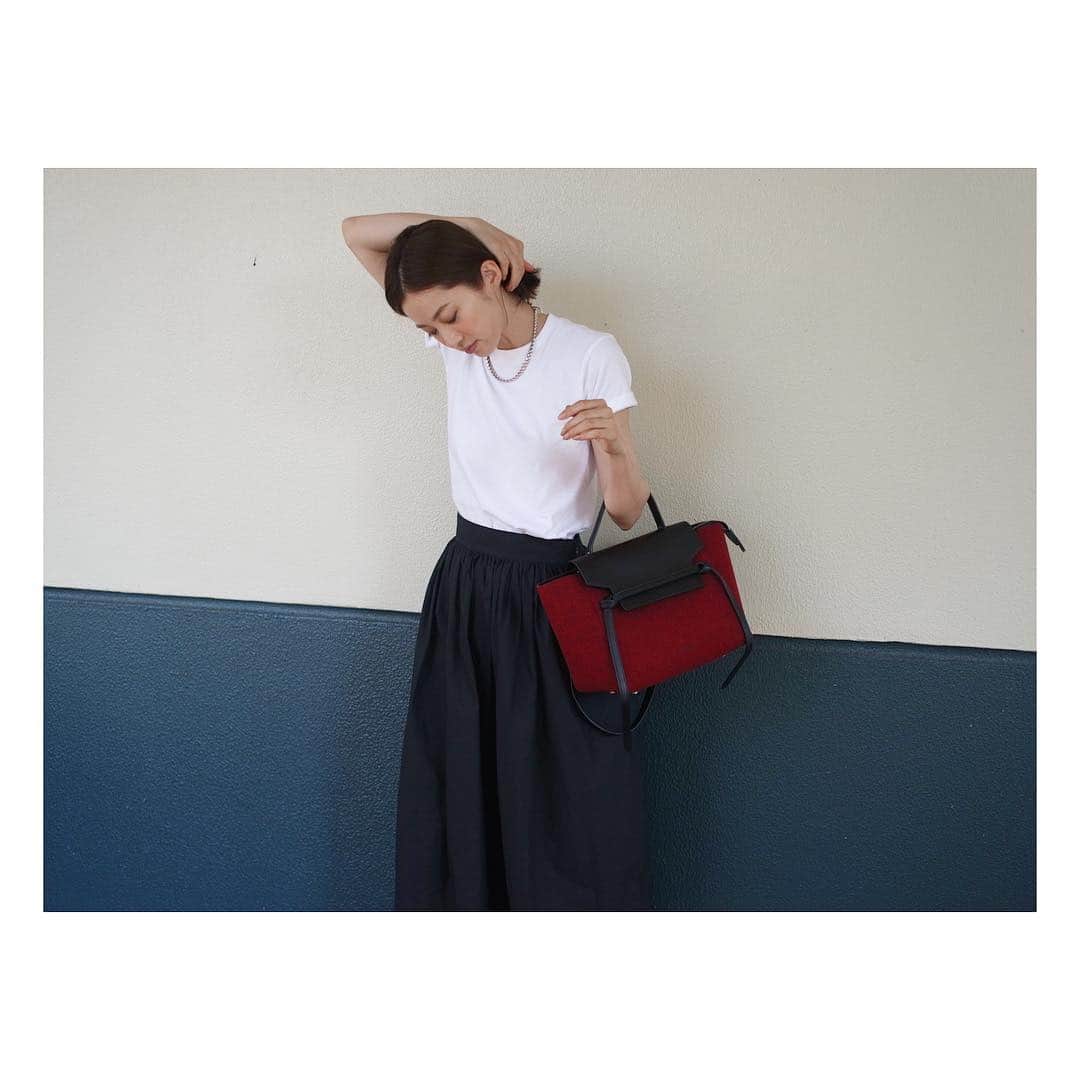高垣麗子さんのインスタグラム写真 - (高垣麗子Instagram)「💙 今日はCELINEの新作BAGに HanesのメンズTシャツ。 さてさて今夜は 急遽焼肉だ⤴︎⤴︎ ・ #CELINE  #hanes」8月17日 20時02分 - reiko___takagaki