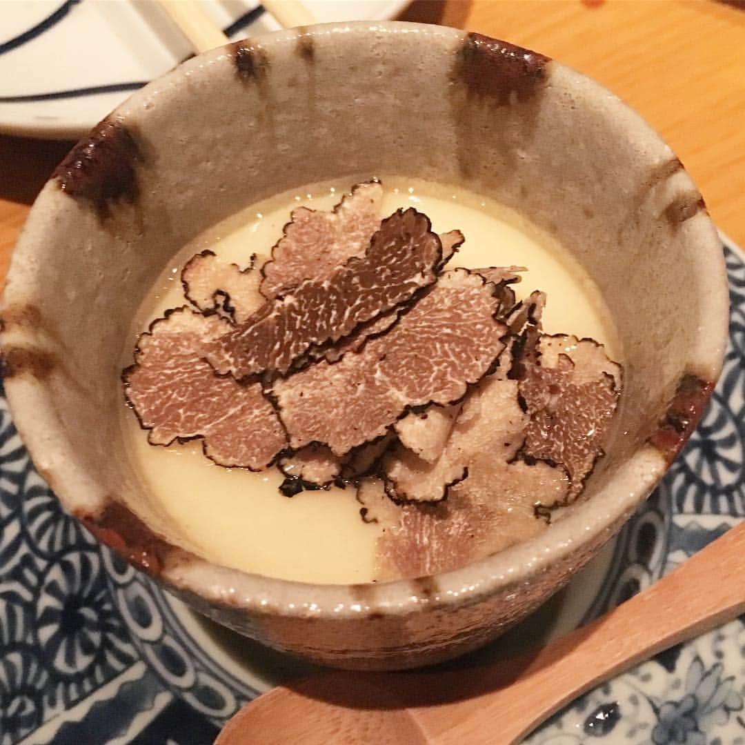 久保田智子のインスタグラム：「My favorite place in NY. Summer truffle chawanmushi. 茶碗蒸しとトリュフの贅沢な組み合わせ。#en #japanesebrasserie #japanesefood #ニューヨーク #日本食 #summertruffle #foodporn #food」