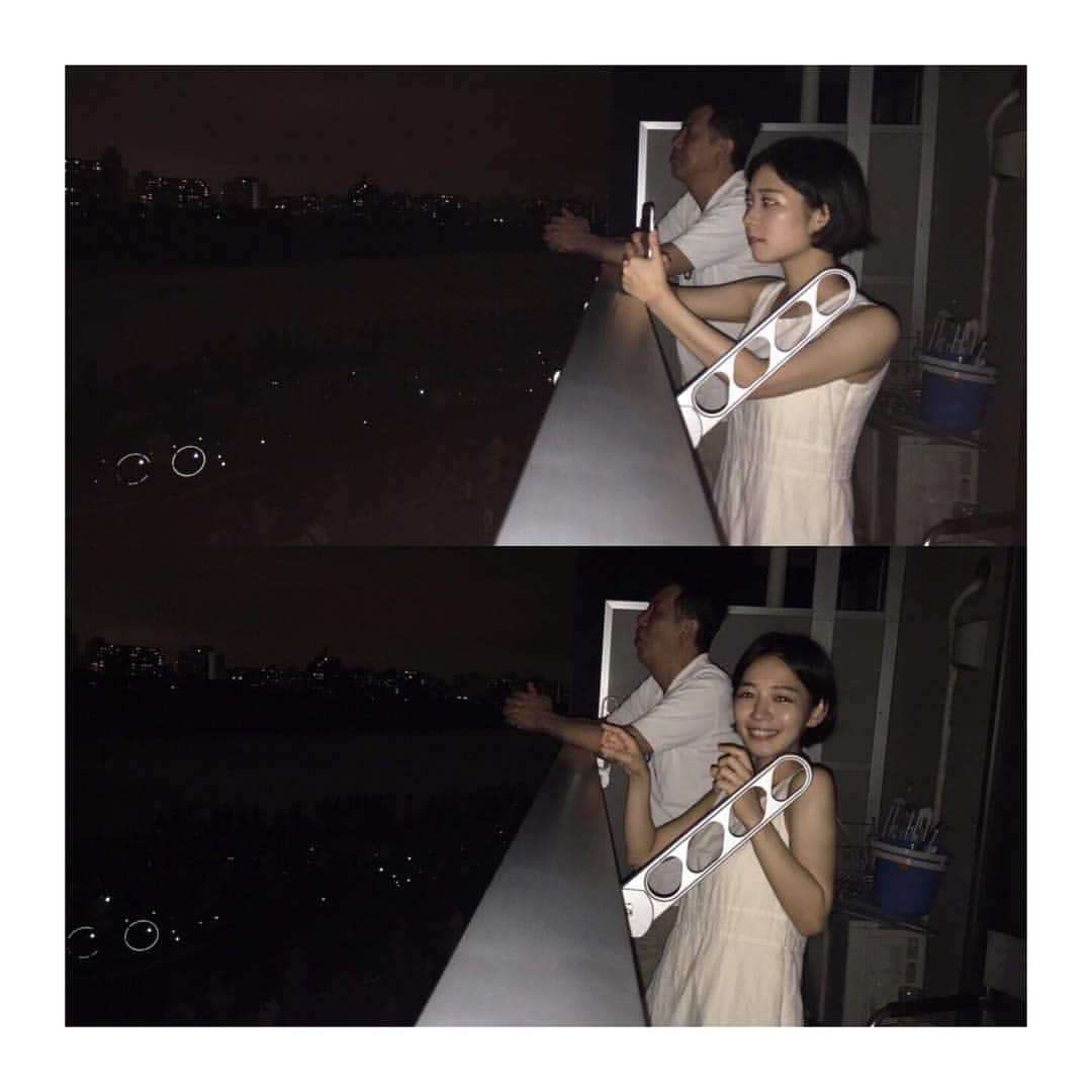 吉谷彩子さんのインスタグラム写真 - (吉谷彩子Instagram)「前に、まいちゃんの実家で花火見ました！  隣はまいちゃんのお父様！素敵！ まいちゃんの家族も本当に素敵なの！ 幸せな時間でした☺️☺️ #花火#まいちゃん#実家」8月18日 0時12分 - ayako_yoshitani