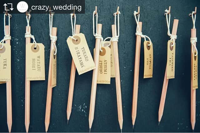 touch_weddingramのインスタグラム：「CRAZYWEDDINGのインスタアカウントに載ってたのでリポスト♡もうすぐ結婚式から1年経ちます。今日ぐらい暑い日だったことを思い出します😭 . 1本ずつ削った無印の鉛筆。 一文字ずつスタンプを押した名前のラベル。 頑張って作った宝物です✨ . Repost from crazy_wedding  大切な人だけ集まる二人の結婚式は みんなでTOUCH！TOUCH！TOUCH！ ゲスト・司会者・スタッフの垣根なく 理想に 未来にTOUCH！した時間 挙式のメインシンボルには 二人の承認の証にTOUCHボード！ エスコートCardと席札に みんなの未来を描けるように 鉛筆とノートを用意して」