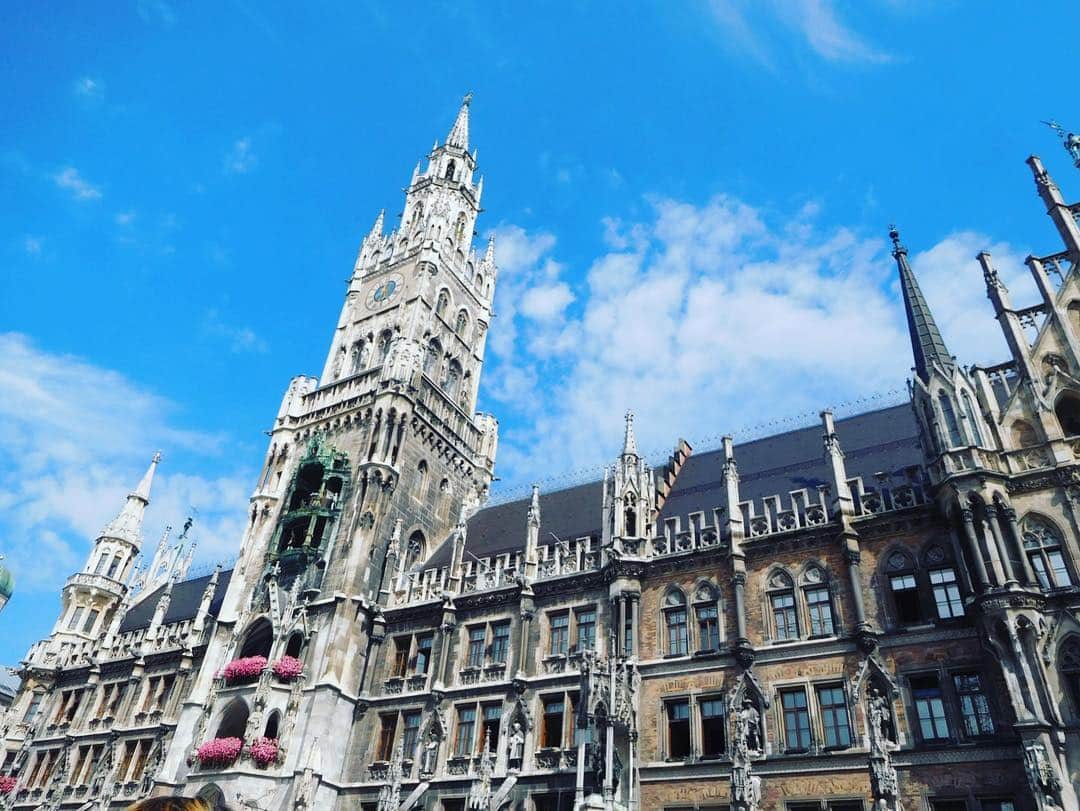 宇佐美蘭さんのインスタグラム写真 - (宇佐美蘭Instagram)「今日はミュンヘンに行って、日本食材を買ってきました😊5年ぶり？のミュンヘン🇩🇪懐かしかった〜！ 行きたかったカフェがいっぱいだったから、次は予約してから行こう💕 #ミュンヘン #münchen  #市庁舎 #marienplatz」8月18日 3時17分 - usamiran_official