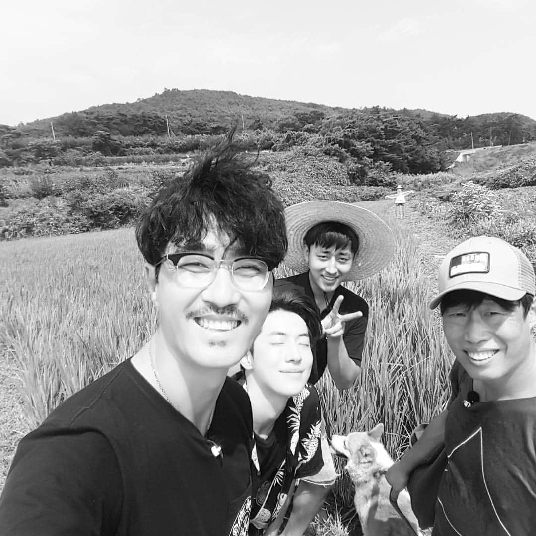 チャ・スンウォンのインスタグラム：「#삼시세끼고창편#풍성한벼수확을 #기약하며#뒤에보이는건#유해진작품#JINCHA허수아비#유해진 #손호준#남주혁 그리고 #사진에관심없는#겨울이#뜨거운여름날#가슴까지뜨거웠던#소중한추억들」
