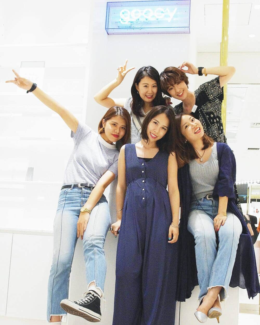 goocy official instagramのインスタグラム：「いつもgoocyをご愛顧頂きまして、誠にありがとうございます . 昨日、goocyルクア店クローズとともに 【goocy】としての営業は終了となりました。 . 最後までたくさんのお客様にご来店頂き、 スタッフ一同、感謝の気持ちでいっぱいです。 . goocyの洋服を通して、沢山の出会いや かけがえのない経験ができました。 . 私たちがお話して、お客様の笑顔を見れたことや、 「また来ますね」のお言葉で、元気を貰えたり、やりがいを感じていました！ . また、これからもお客様の手元にあるgoocyの洋服たちが、 大切にされたり、いろいろな場所で着て頂ける事を願っています。 .  最後にはなりますが、 またどこかで皆様とお話できることを楽しみにしております。 . 本当に、ありがとうございました！  #goocy #goocyLUCUA」