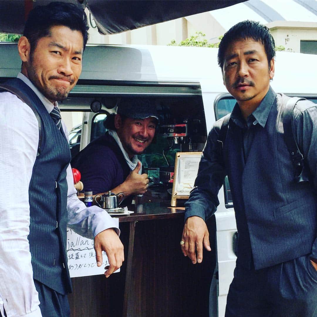 月に吠える。さんのインスタグラム写真 - (月に吠える。Instagram)「映画 「秘密 the top secret」絶賛公開中也。明日、新宿ピカデリーにて大友啓史監督とトークショーしやす。お時間ある方はお待ちしております。8/19（金）18:30の回の上映終了後にやります。写真は平山祐介くんと撮影現場にて。 #秘密thetopsecret #大森南朋 #平山祐介 #大友啓史 #ゲッティ #移動カフェ #新宿ピカデリー #舞台挨拶」8月18日 16時47分 - tsukinihoeru.6960.naoomori