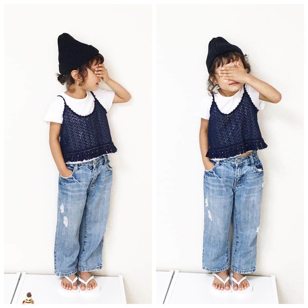 シオリのインスタグラム：「. . 台風でしたね🌪 . 皆さん無事でしたでしょうか >_< ？ . うちは子ふたり高熱が出ていましたが 二日で回復！よかった〜😂 . 明日はずっと放置していた 幼稚園の宿題をやろうと思います、、 . △ . ニット帽 #しまむら T #無印良品 #リメイク #キャミソール @monamona698 デニム used ビーサン #oldnavy .」