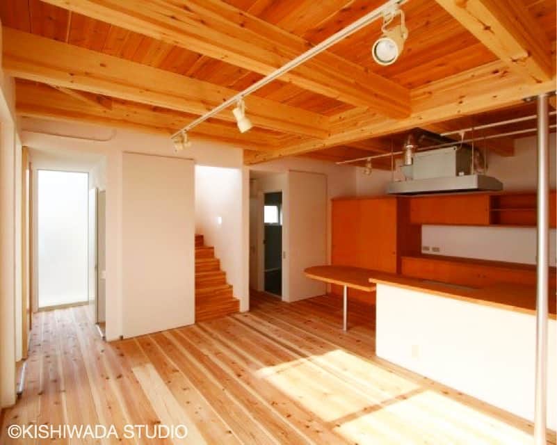 岸和田スタジオのインスタグラム：「感性をカタチにするということ . 建築家のつくる物語と、 あなた自身の物語が重なる時、 住まいが脈動し始める。 . 施工：岸和田スタジオ 建築家：岸本　貴信 . 詳しくは...@kishiwada_studio .  #岸和田スタジオ#kishiwadastudio#建築家#家#住宅#デザイン#アーキテクト#建築#設計#フォト#外観#空#個性的な家#住宅#デザイン住宅#建築家と建てる家#住まい#眺望#光と風#採光#階段#JAPANESEHOUSE #photogram#house#design#architect#architecture#life#cool#instagood」