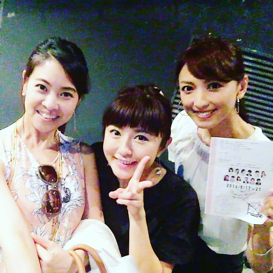 宮内知美さんのインスタグラム写真 - (宮内知美Instagram)「忙しい中、観にきてくれた #もっちー　#れいなちゃん  二人に会えて ほっとした(笑)  差し入れはお気遣いなく ○○○○以外、いらないって言ったのに😁 生姜茶いただきました(笑) ありがとう❤ ○○○○は当てられないよ(笑)  21日までやってます✴  #湯もみガールズⅢ 　#2日目　#舞台　#大塚　#DVD撮影日　#もちともれい　#女子会　#アラフォー　#望月理恵　#吉田玲奈 　#宮内知美」8月19日 1時56分 - tomomi_miyauchi