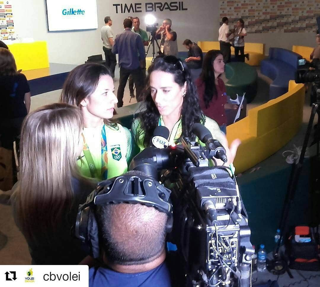 バーバラ・セイシャスのインスタグラム：「#Repost @cbvolei with @repostapp ・・・ Nossas meninas falando com a imprensa ao vivo, direto na casa do @timebrasil Prata de muito valor ao nosso país. Valeu, meninas! #timebrasil #eusoutimebrasil #beachvolleyball #voleidepraia #volei #rio2016」