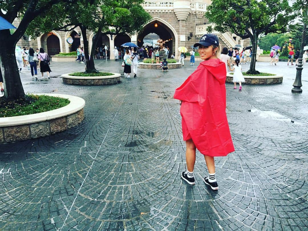 のインスタグラム：「雨でも行きます夢の国🏰💓 人生で初めての 👑BD💝Disny👑  8/17で24歳になりました👅🙌💕 たくさんの🎁present🎁ももらって たくさん幸せを感じたBD😿💝 感謝の気持ちでいっぱい🐶💓 それと色んな方々からの お祝いMessage💌 本当に嬉しかったです😭💓 ありがとうございました💓💕💝 #berthday 🎂 #thankyou 💝 #my 🐩 #love 🐶 #disneyland 🏰 #happy 💘 #24th ✌️」