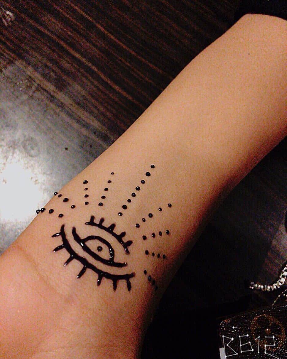 ぬーんさんのインスタグラム写真 - (ぬーんInstagram)「henna tatoo🙈💞 #henna #hennatattoo #eye #black #cute #cool #like #me #japan #japanesegirl」8月19日 13時59分 - yukino_snow1211
