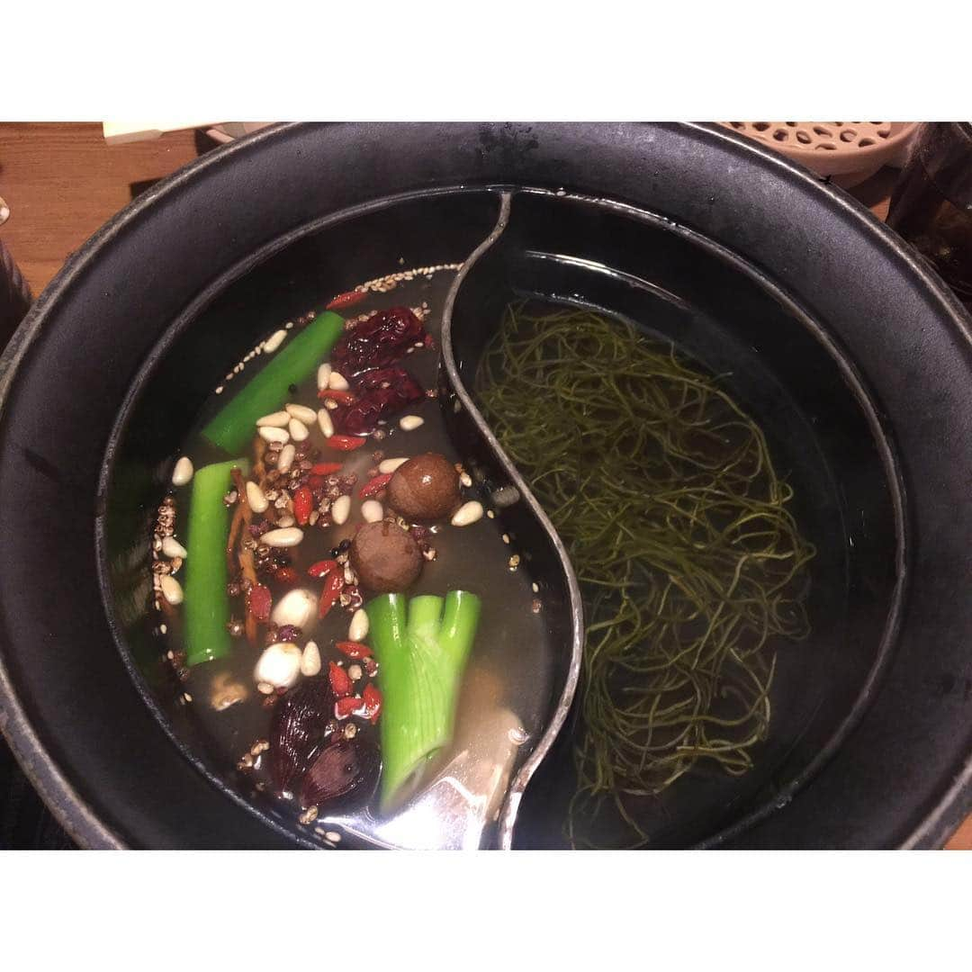 岩﨑名美さんのインスタグラム写真 - (岩﨑名美Instagram)「何が食べたい？って聞かれたら薬膳鍋って答えちゃうくらいハマってる🍲🔥🔥 スープに入ってる小っちゃいりんごが大好き🍎🍎 #eat #dinner #gurtenfree #薬膳鍋 #love #🍲 #しゃぶしゃぶ #🐷 #냄비 #밥 #약선 #美活 #instagood #followme #instafood」8月19日 16時20分 - nami_iwasaki