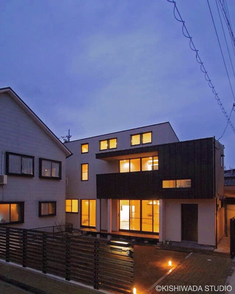 岸和田スタジオのインスタグラム：「hor_house/cinq-1 魚も鳥も獣も、自分たちが生きていくのにぴったりの巣をもっている。なぜ人間だけが、家に生き方を合わせなくてはならないのだろう。 与えられる間取りから、創り出す間取りへ . 施工：岸和田スタジオ 建築家：高橋 吉昭  詳しくは...@kishiwada_studio .  #岸和田スタジオ#kishiwadastudio#建築家#家#住宅#デザイン#アーキテクト#建築#設計#フォト#空#青空#外観#個性的な家##デザイン住宅#現代建築#明かり#窓#JAPANESEHOUSE #photogram#house#design#architect#cool#instagood」