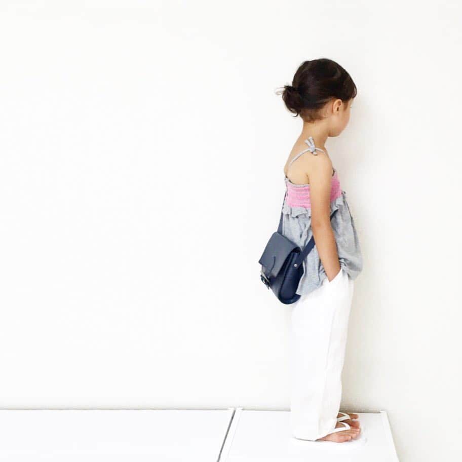 シオリのインスタグラム：「. . 子供たちを寝かしつけながら、 . こないだママ友と 好きな顔（女）の話になったのを 思い出しました、、 . ちなみに私は 椎名林檎とかコムアイとか そっち系が好き😌♡ . △ . キャミ #gap #gapkids #ワイドパンツ #petitmain #プティマイン ビーサン #oldnavy bag #zara #zarakids .」