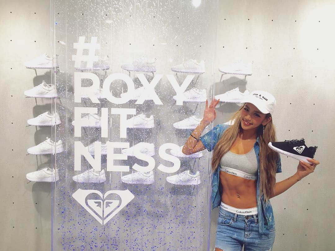 のインスタグラム：「👟👟👟 #atmos ✖️ #ROXY #ROXYFITNESS SHOES LAUNCH PARTY 8/20(土)ROXY初のシューズが ROXY直営とatmos系列で限定発売！ 今日はレセプションにお邪魔しました💜 軽くて可愛くてトレーニングに最適\😍/ @atmos_shibuya @roxyjapan @roxy #cjnatsu #sneaker #footwear #training #fitness #shoes #running #焦げNATSU #ロキシー #アトモス #スニーカー女子」
