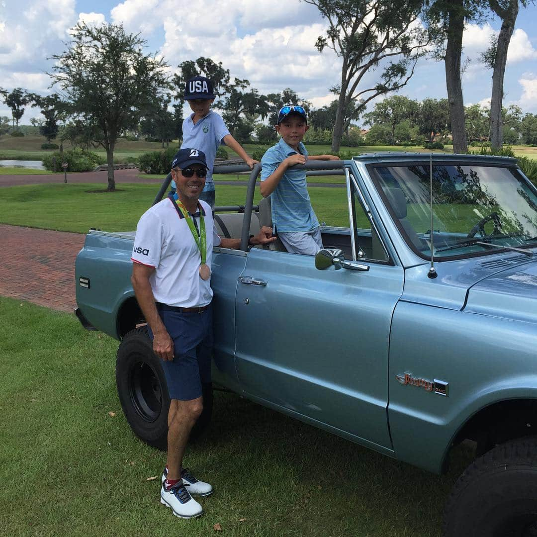 マット・クーチャーのインスタグラム：「Finally back to work after 3 days of unpacking.  I took the boys and the medal out to Frederica Golf Club for some practice today.」