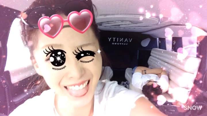志摩夕里加のインスタグラム：「🚌▷新千歳空港✈️ マネ寝てるw  #ツタンカーメン #リムジン #limousine #dj #snow」