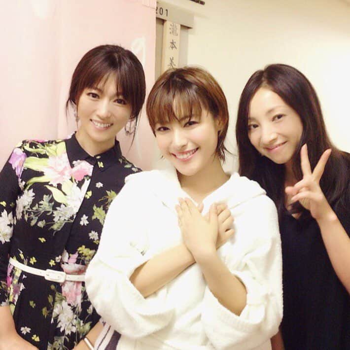 深田恭子のインスタグラム：「昨日は瀧本美織ちゃんが出演されている舞台、「狸御殿」を白羽ゆりさんと観に行きました🌟 みーたん（と呼んでいます💓）可愛かったなぁ👀🎀 #狸御殿 #kyokofukada」